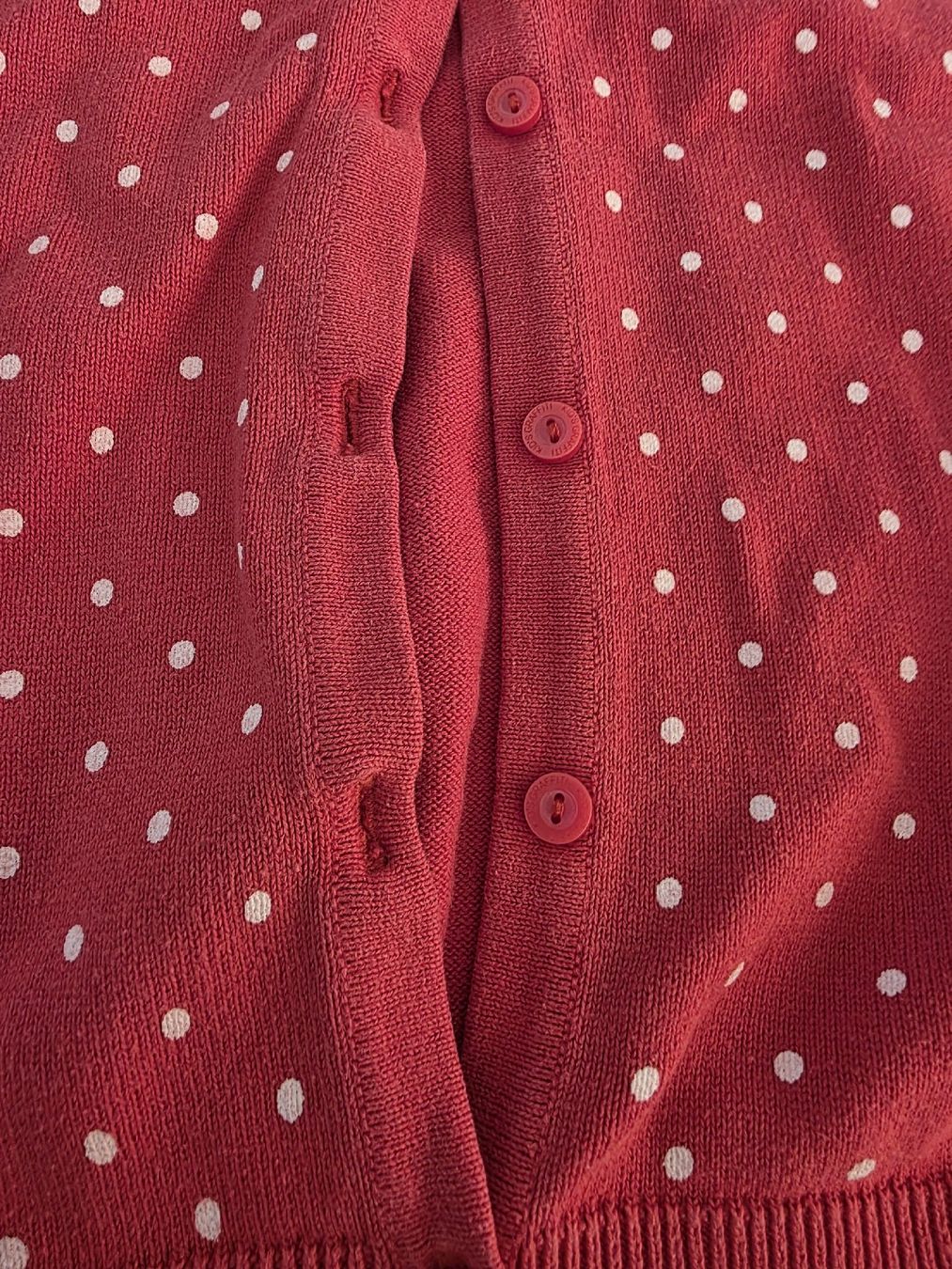 Maglioni & Felpe: Rote Strickjacke mit Pünktchen, Grösse 122/128 Top – Usato da Toffen venduto da ver_x68f 3