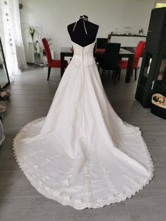 Edles Hochzeitskleid mit Perlen/Schleppe