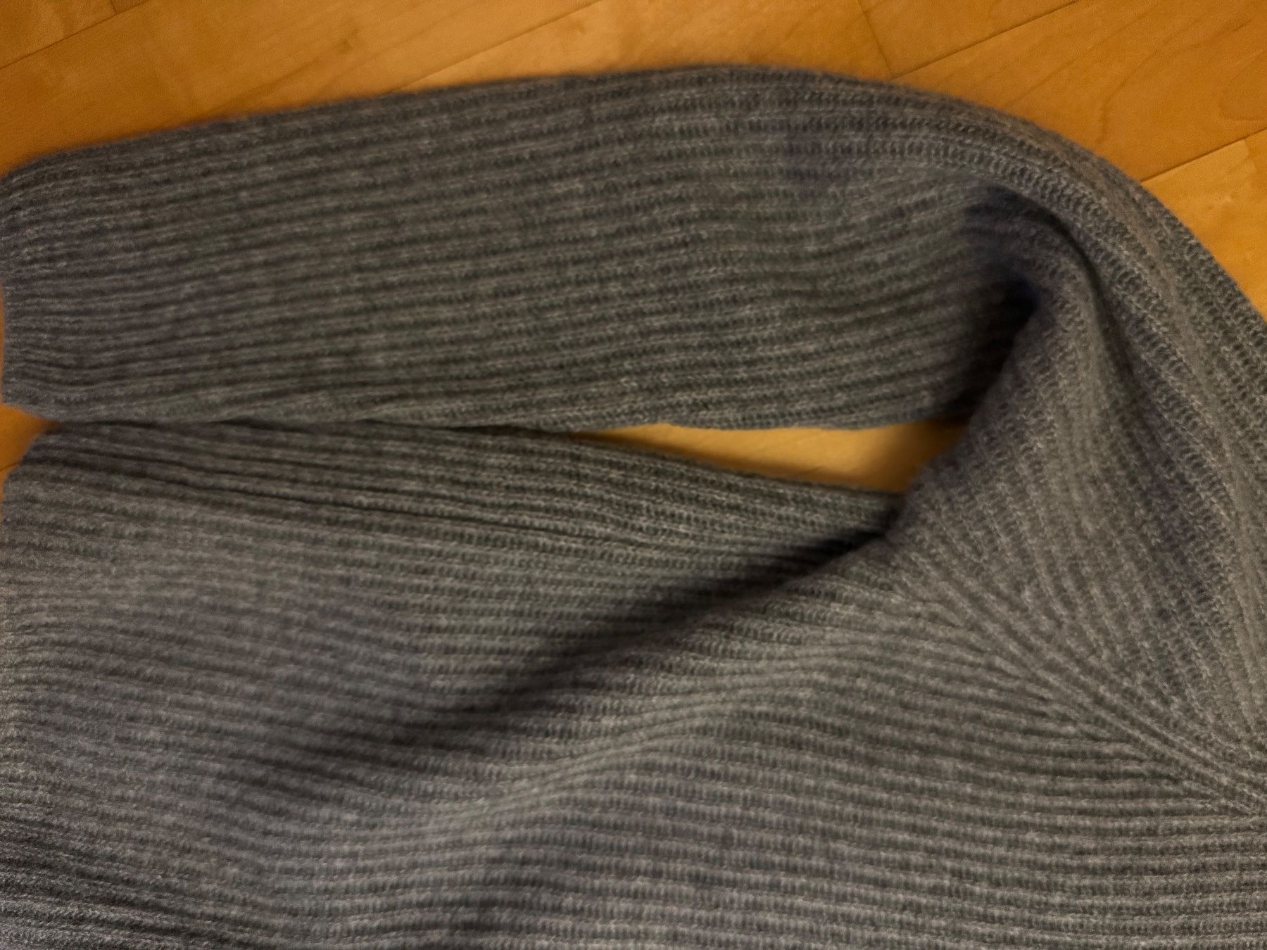 Maglioni & Felpe: Grauer Kaschmir-Pullover, Grösse 34 neuwertig – Nuovo (secondo la descrizione) da Uitikon Waldegg venduto da ZH81 4