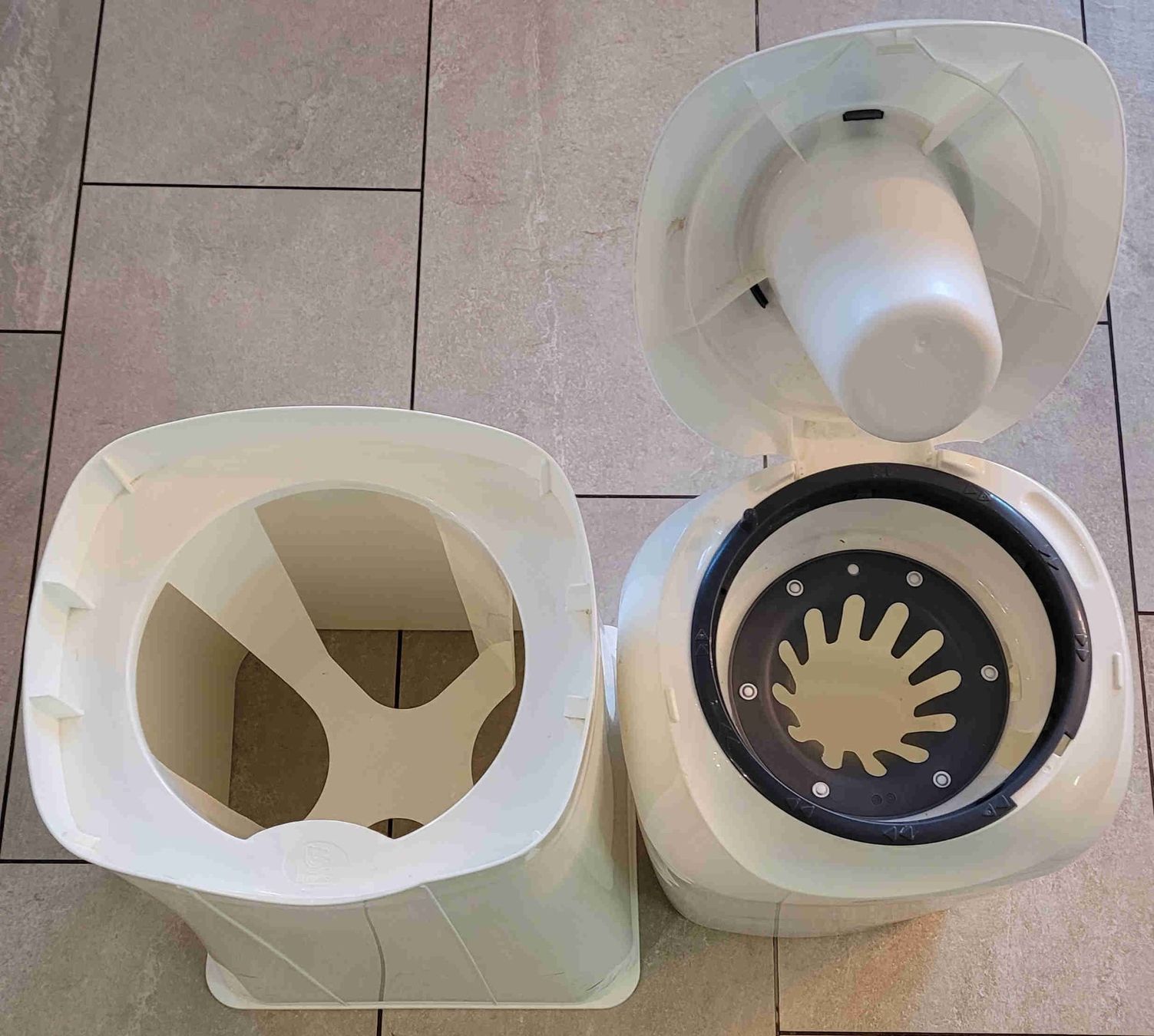 Tommee Tippee Cestini per rifiuti: Tommee Tippee Sangenic Windeleimer weiss – Usato da Bözberg venduto da Dave17 3