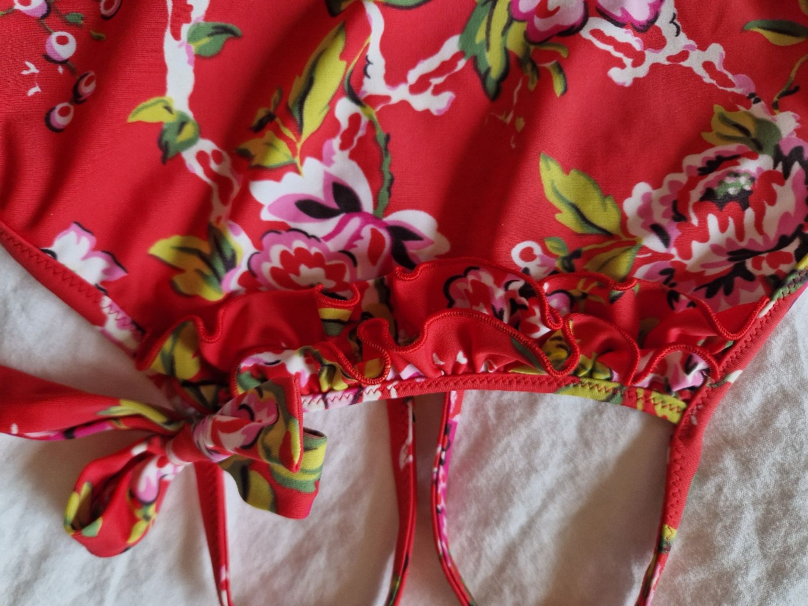 Badekleider & Bikinis: Roter Badeanzug mit Blumenmuster, Grösse 140, neuwertig – Gebraucht aus Gwatt (Thun) von Letzte-Chance-III 2