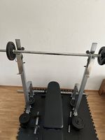 Hantelbank mit Gewichten