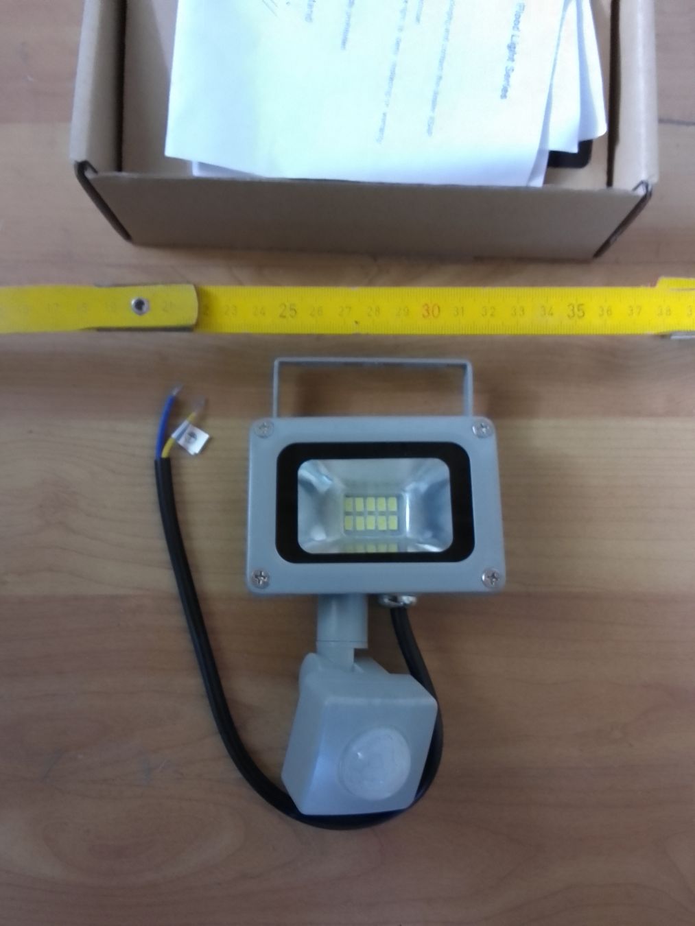Lampade: LED Licht Bewegung und Dämmerung 220V – Usato da Ebmatingen venduto da swiss.canadian 1