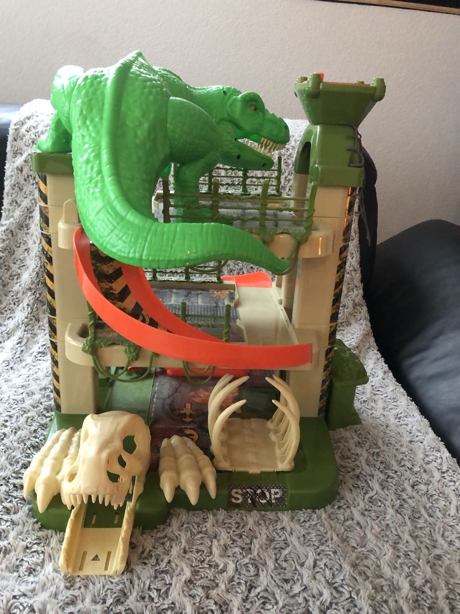 Giocattoli: Dino Garage – Usato da Steinen venduto da LaBelle16 1
