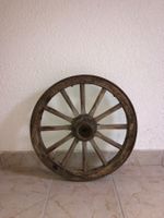 Kleines antikes Wagenrad mit starker Patina
