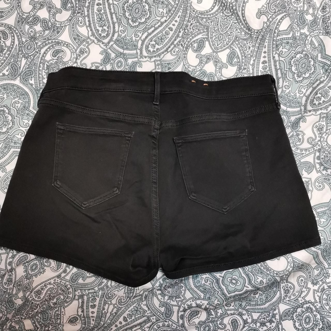 H&M Jeans: Schwarze Jeans Short H&M Neu L – Neuf (Voir description) à Ringgenberg BE par Vinyl.Love 1
