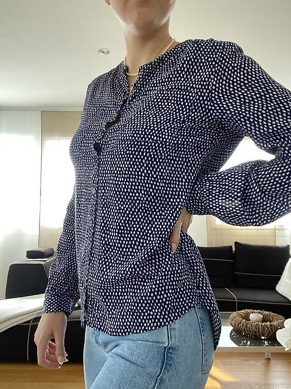 Chemisiers: Blaue Bluse mit weissen Tupfen – D'occasion à Murten par leonie_tutti 4