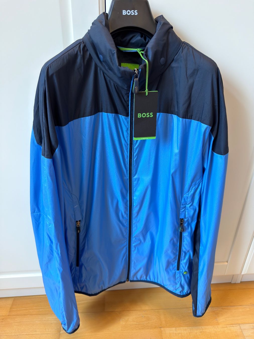 Hugo Boss Giacche: BOSS Performance Windbreaker Herren L Neu Etikett - packable – Nuovo e nell'imballaggio originale da Zürich venduto da BestsellerFashion