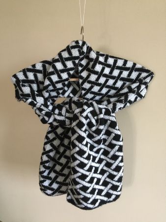 Schal schwarz/weiss aus Schurwolle und Seide Handgestrickt
