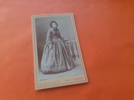 SCHWIIZER FRAU DAZUMAL - ALTI DAME - BURGERI ? - BERN