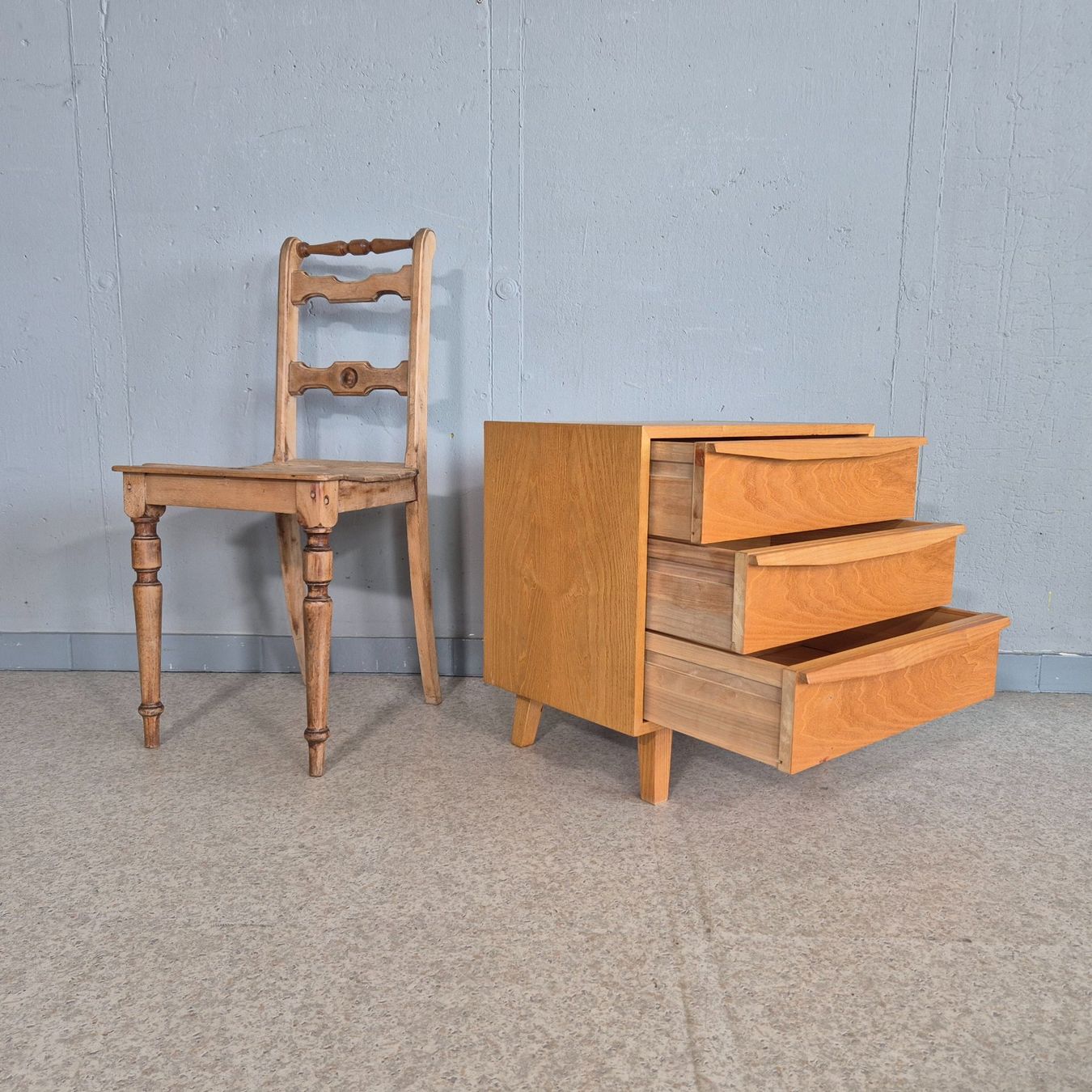 Victoria Möbel Tables de nuit: Victoria Möbel Night-Stand Nachttisch Schubladenkommode – D'occasion à Nottwil par Wondewa-Shop 2