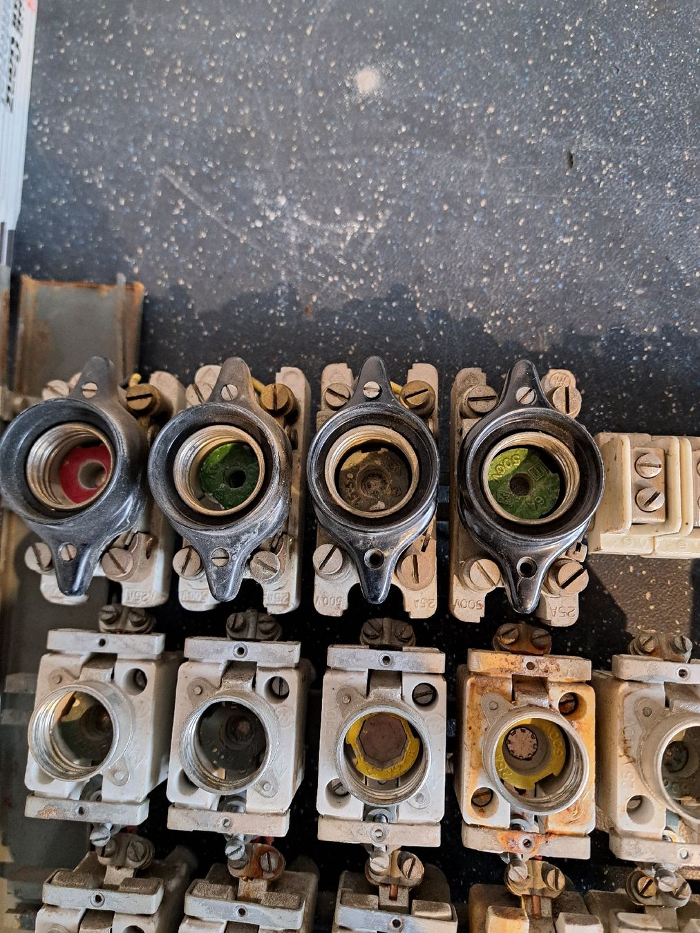 Alimentazione elettrica: Elektrotableaux altes Material – Difettoso da Sargans venduto da Bomp 3
