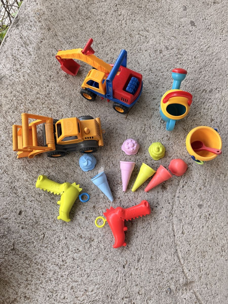 Spielzeuge: Sandspielzeug Set Crocodilien 2 Pistolen + Eis + Bagger – Gebraucht aus uster von amplid02