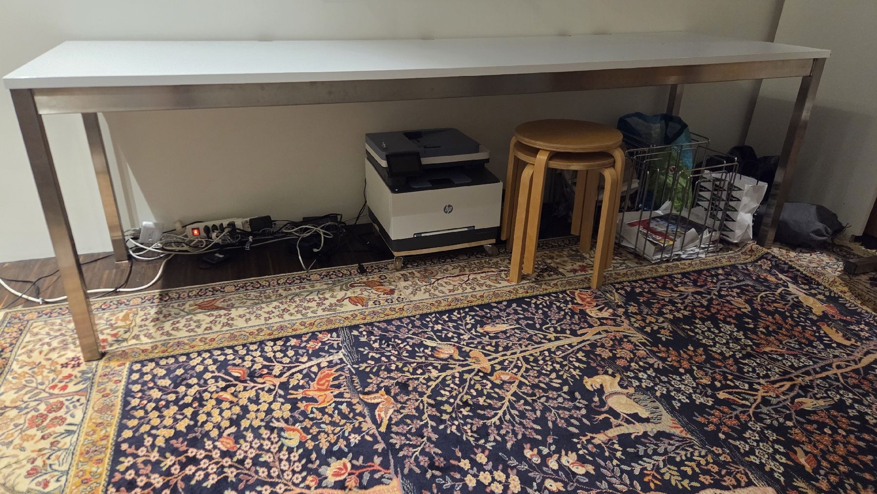 Scrivanie: langer Bürotisch mit Chromstahlgestell – Usato da Dättlikon venduto da hansbinder 1