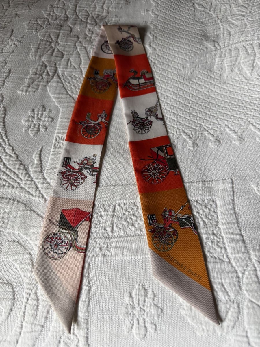 Foulard & Sciarpe: Twilly Seidentuch Hermès Paris Chiffre "Voitures" Orange – Usato da Rougemont venduto da phi_cbb8 1