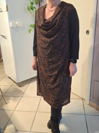 Braun bedrucktes Chiffonkleid m. Wasserfallkragen ex Vögele