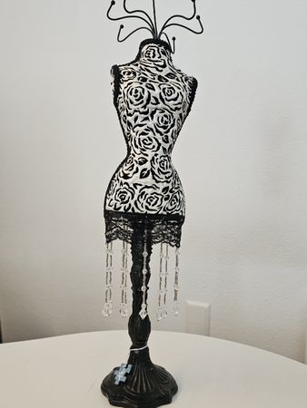 Schmuckständer Mannequin mit Rosenmuster und Perlen