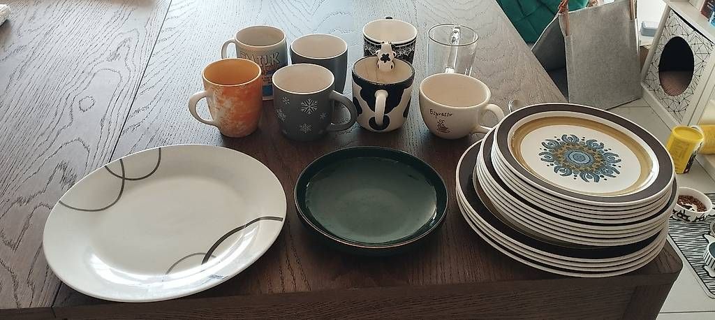 Tassen: Ensemble de tasses et assiettes à donner – Gebraucht aus Bussy FR von jer_vz7c