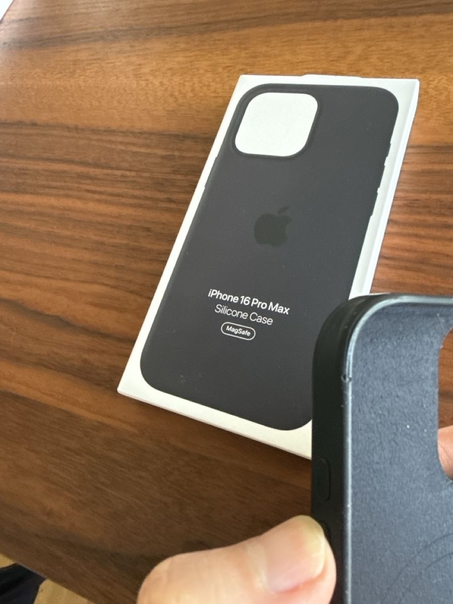 Apple Cover & Protezioni schermo: Silicon Case IPhone 16 Pro Max – Usato da Zug venduto da sir_pk 1