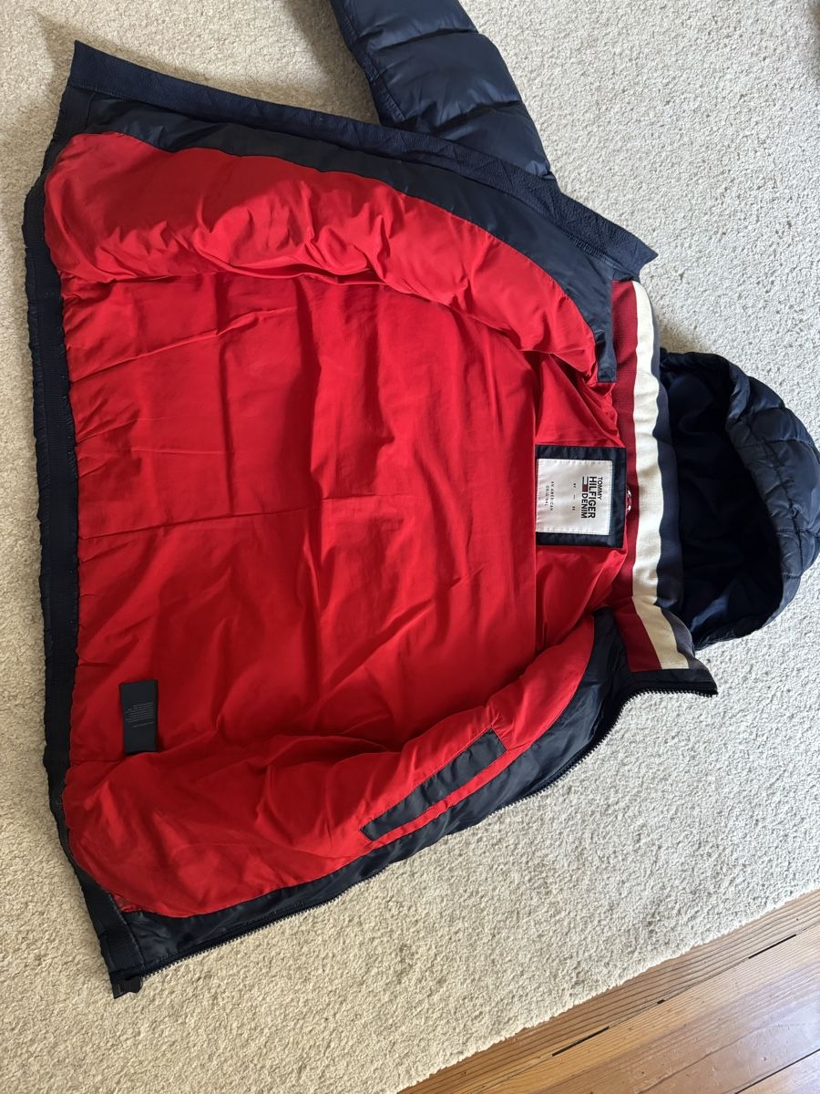 Tommy Hilfiger Jacken: Winterjacke Tommy Hilfigee – Gebraucht aus Erstfeld von sa1_hq2m 1