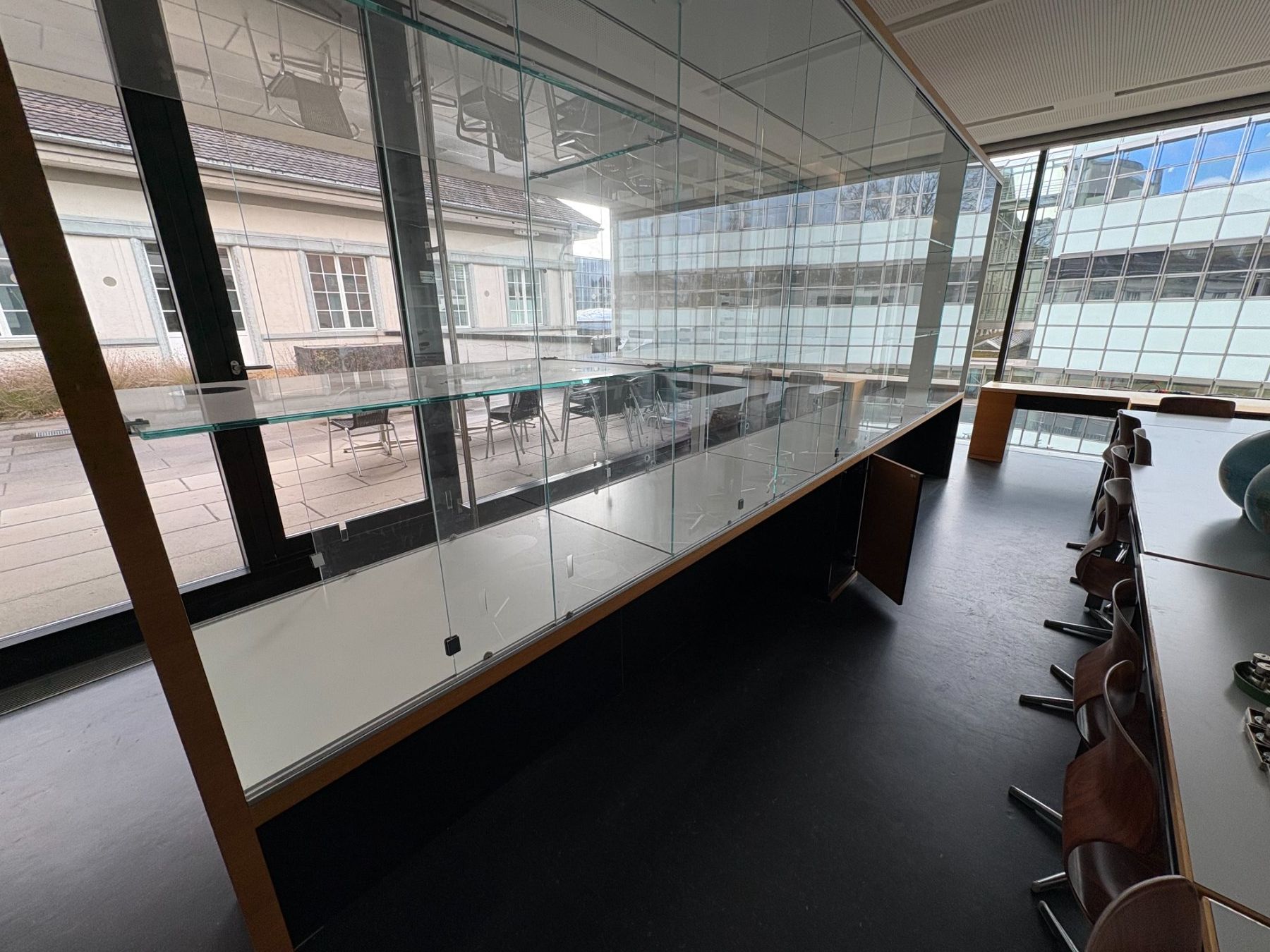 Vitrinen: Grosse Glasvitrine Umrahmt aus Eichenholz – Gebraucht aus Aarau von Naturama_Aargau 3