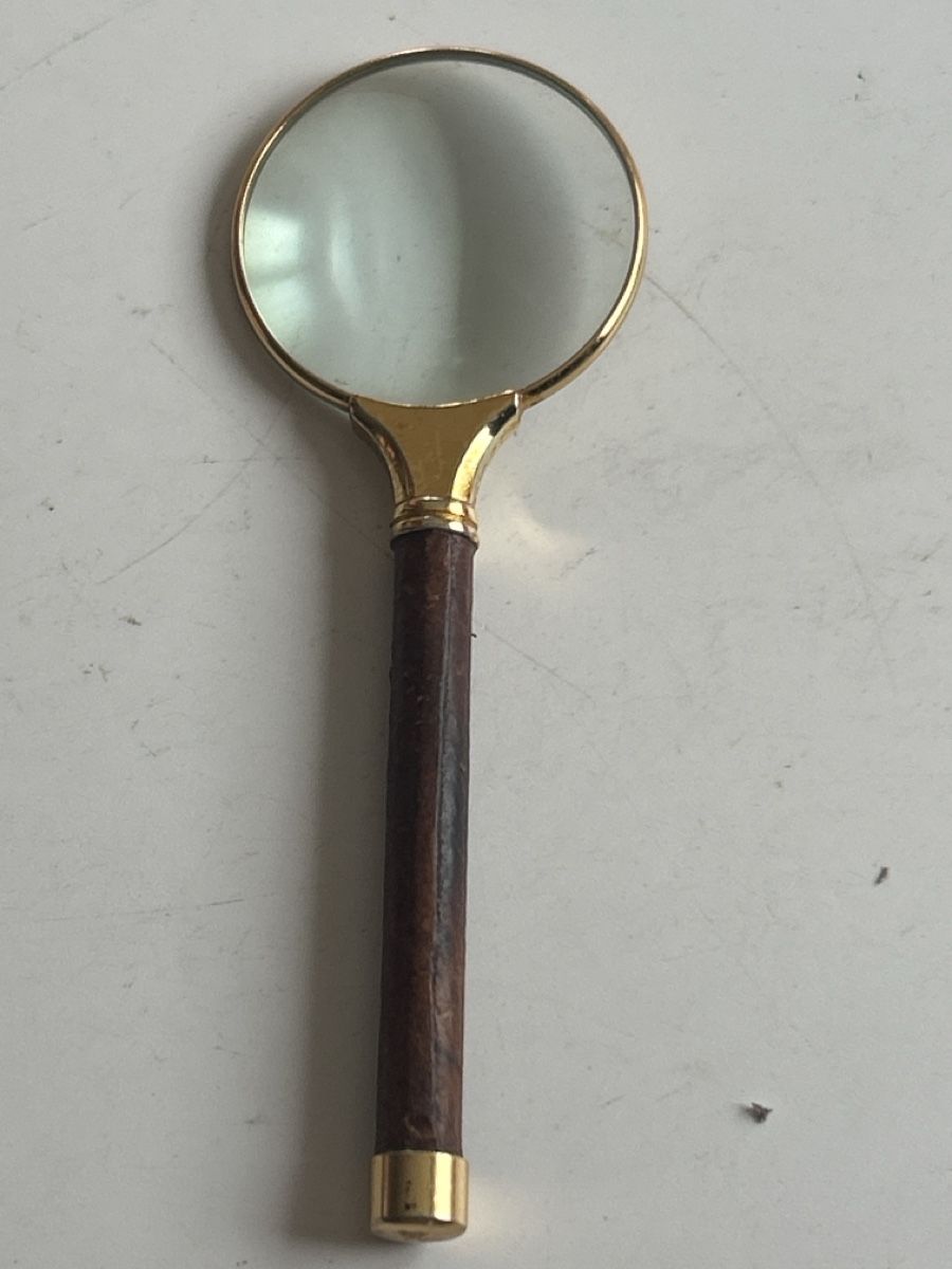 Autres optique: Lupe mit Holzgriff und Messingfassung(S28) – D'occasion à Neuenhof par SchnaeppliAllerlei