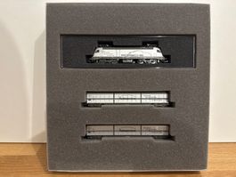 Hobbytrain 2749 DB BR 182 004-2 „Taurus“ und 2 Güterwagen