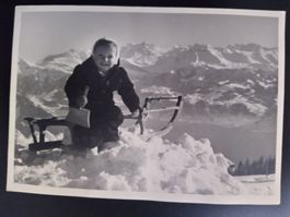 Rigi Kaltbad? ca. 1940, Kind mit Schlitten im Schnee!