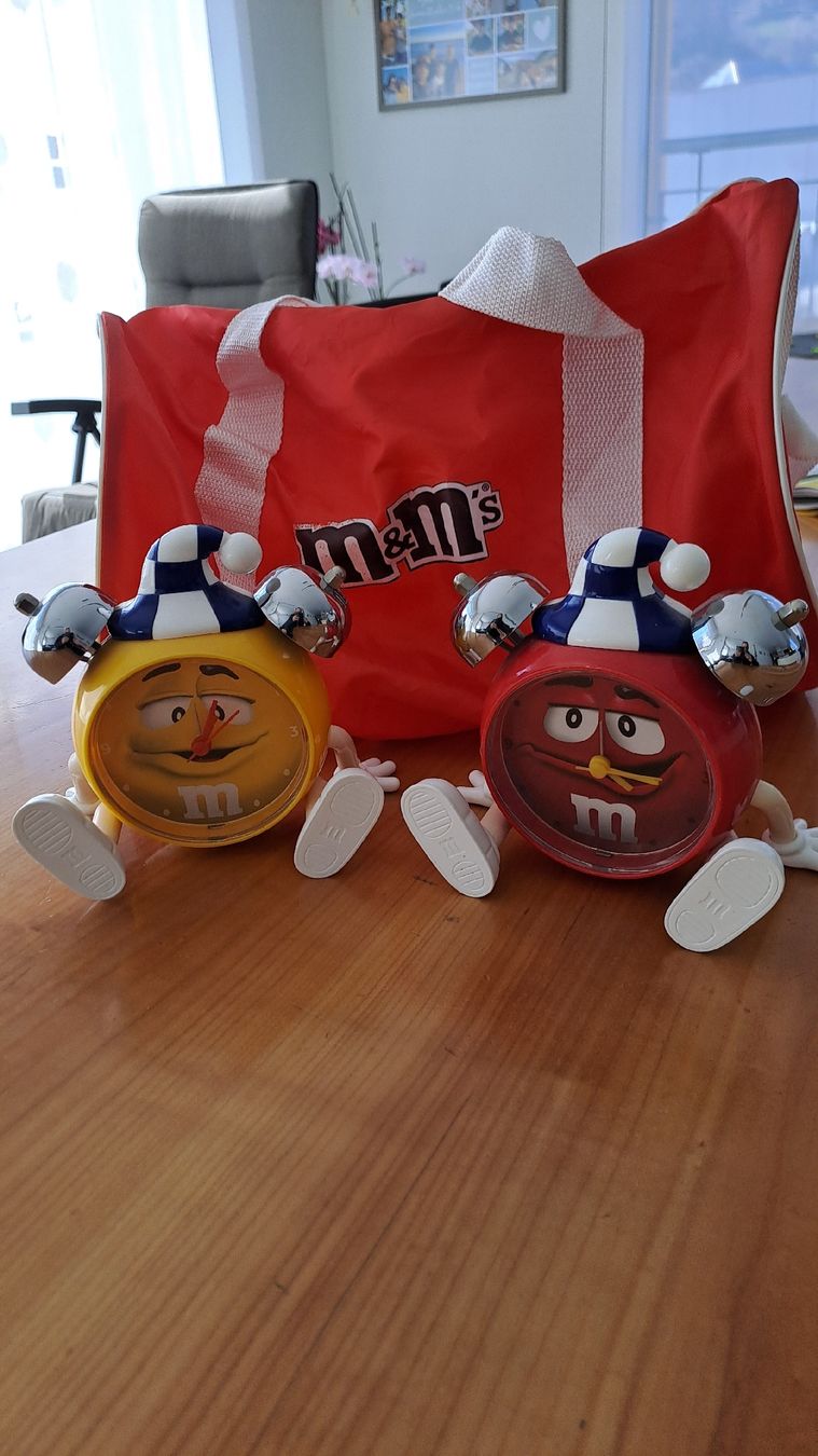 Wecker: 2x M&Ms Wecker und Tasche Set – Gebraucht aus Schattdorf von quota1000