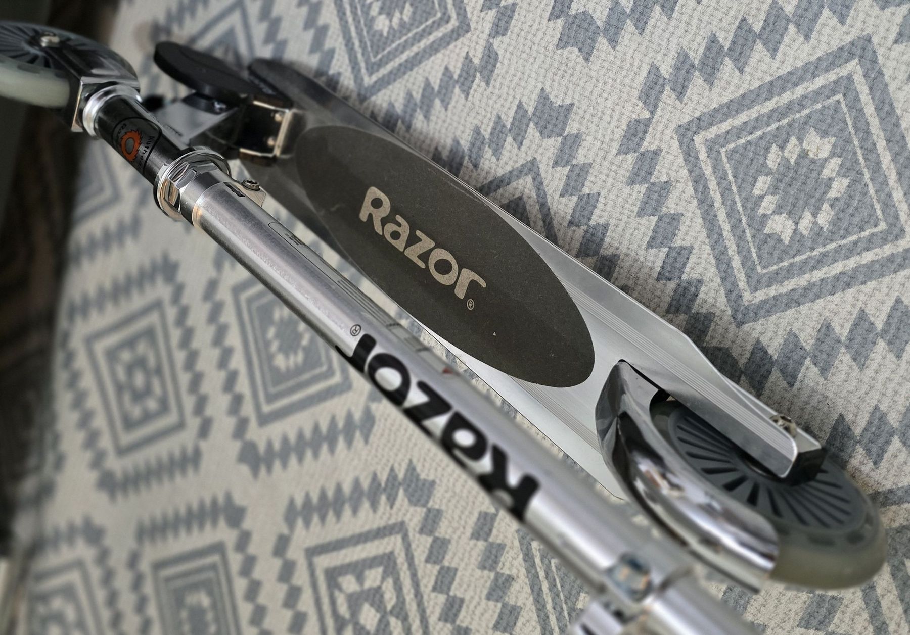 Scooters: Razor Scooter foldable silver like new condition – Gebraucht aus Thalwil von yan_wp8g