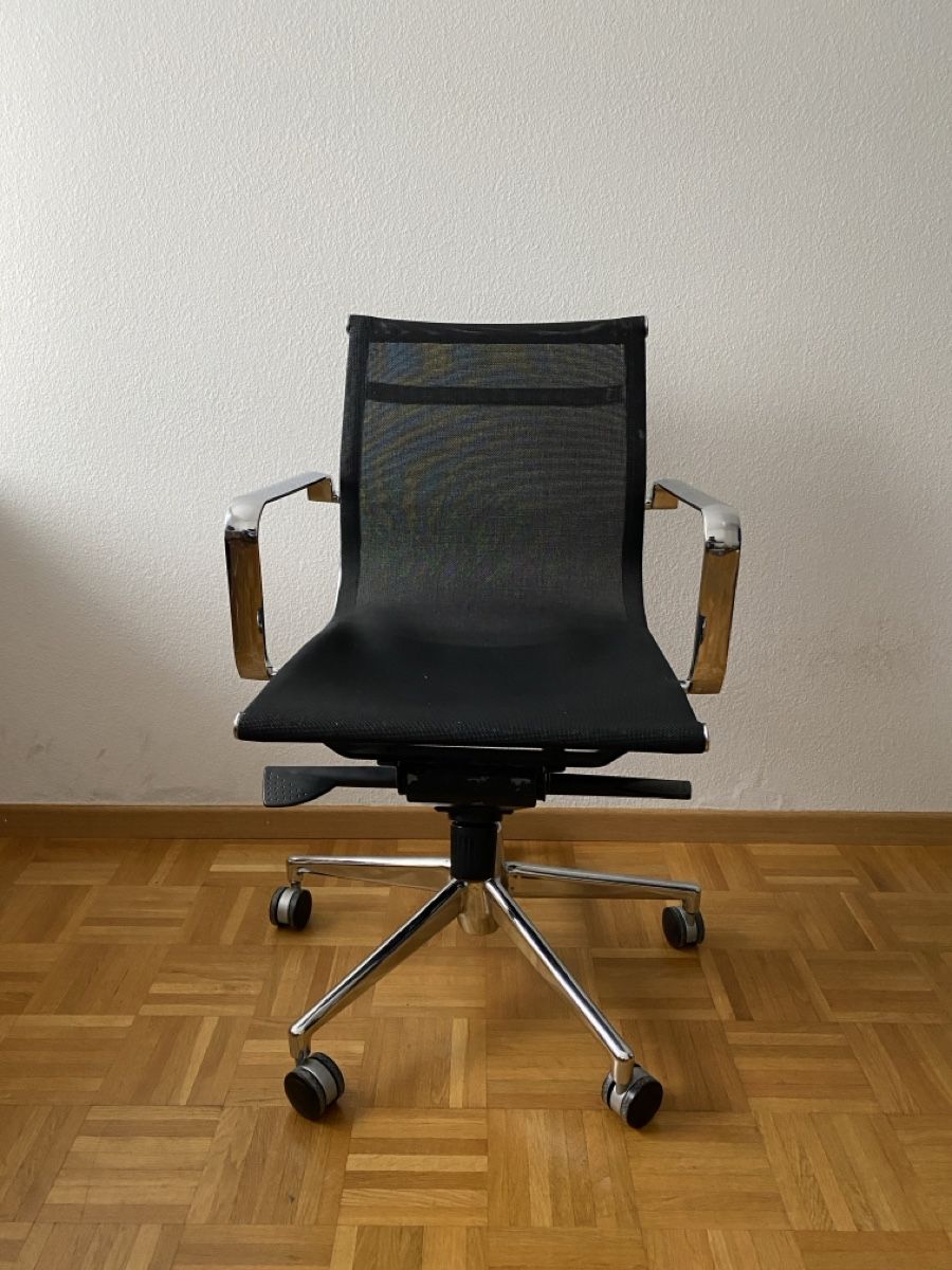Stühle: Schwarzer Bürostuhl im Vitra / Eames EA Stil – Gebraucht aus Luzern von  3