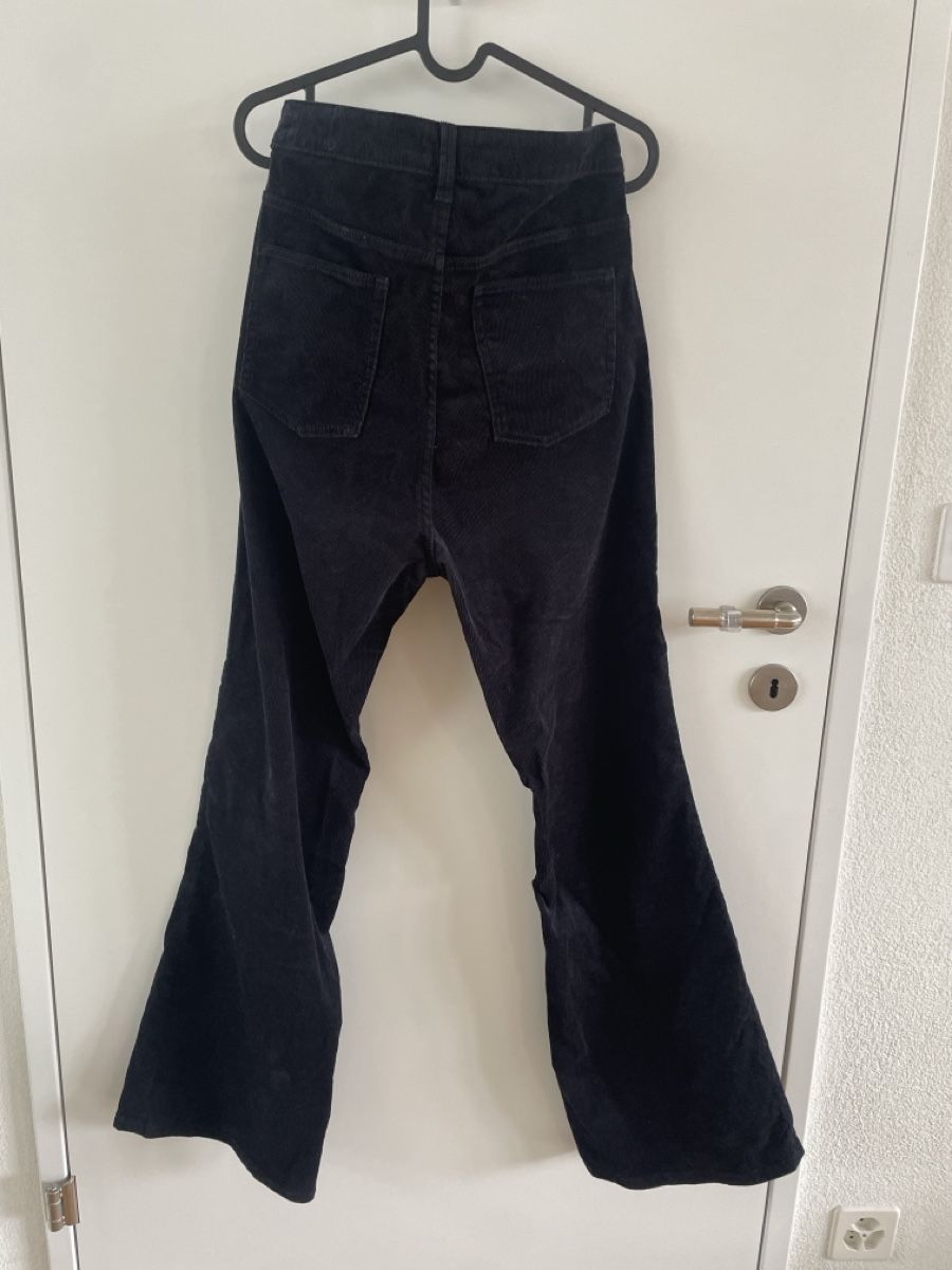 Hosen: Schwarze Cordhose Schlaghose, Marke WE – Gebraucht aus Glattpark(Opfikon) von rue_9c5p 1