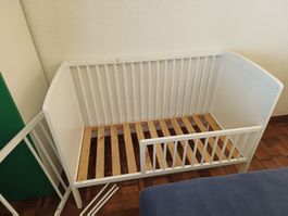 Gitterbett 60x120 mit Rausfallschutz höhenverstellbar weiss