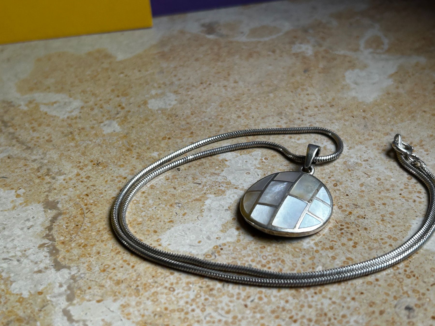 Ciondoli: Schlangenkette Perlmutt Anhänger 40cm – Usato da Laufen venduto da Bellebellezza 6