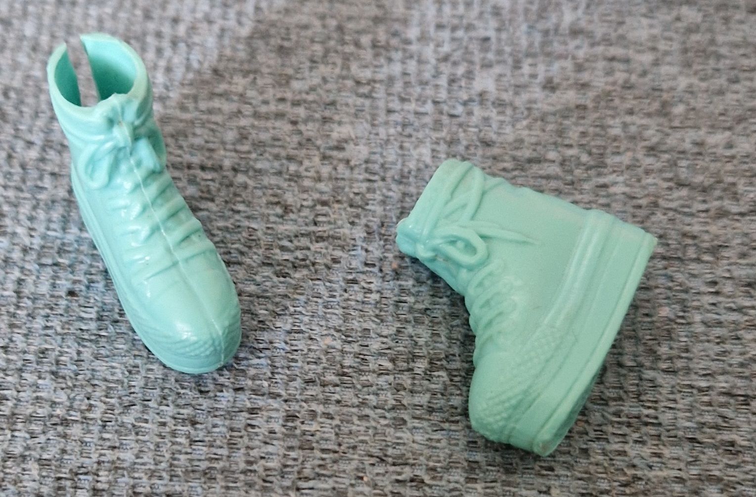 Poupées: chaussures pour Barbie  – D'occasion à Couvet par Pioune