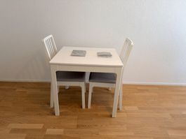 Tisch mit 2 Stühlen + 2 extra Stuhlbezüge