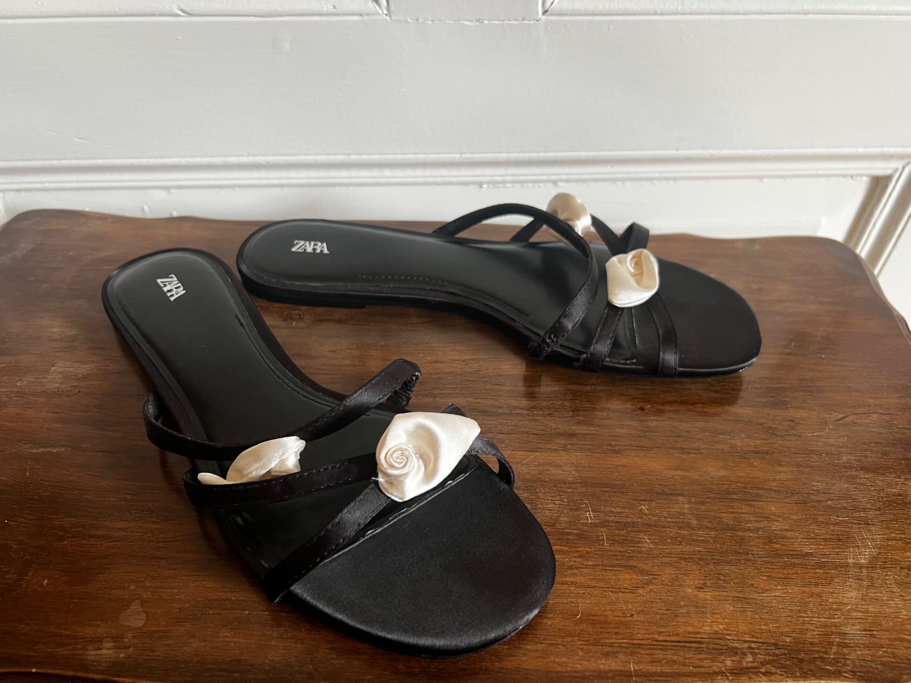 Zara Scarpe da donna: Zara Sandalen mit Blumendetail – Usato da Zürich venduto da Allys-Closet