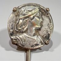 Broche catholique ancienne en métal argenté Jeanne d'Arc