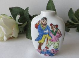 SIGNIERTE CHINESISCHE SNUFF BOTTLE, HANDBEMALT