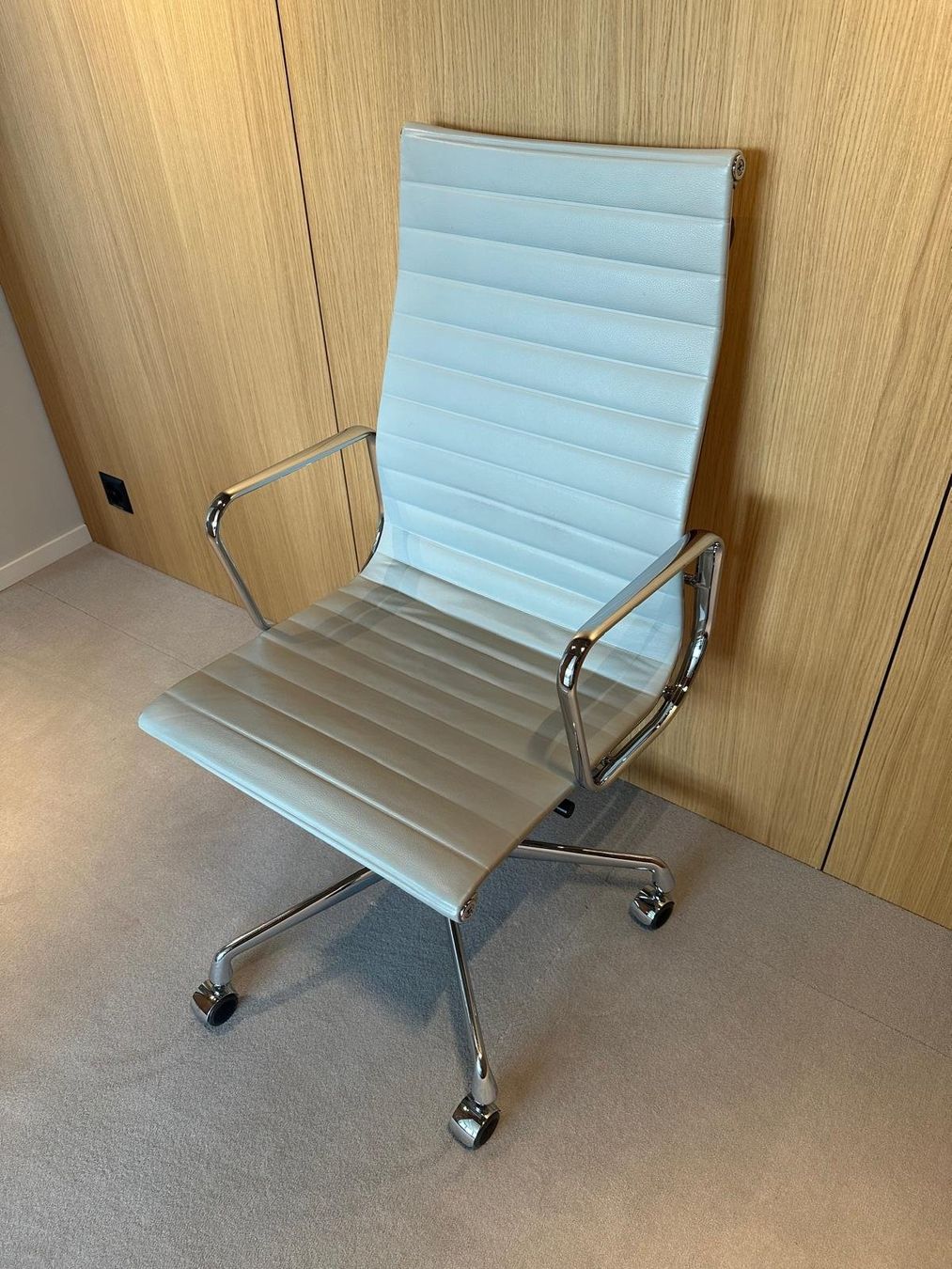Vitra Stühle: Original Vitra Eames Aluminium Chair EA119 | Leder Hellgrau – Gebraucht aus Zürich von rec_w9tp