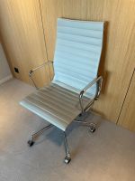 Original Vitra Eames Aluminium Chair EA119 | Leder Hellgrau