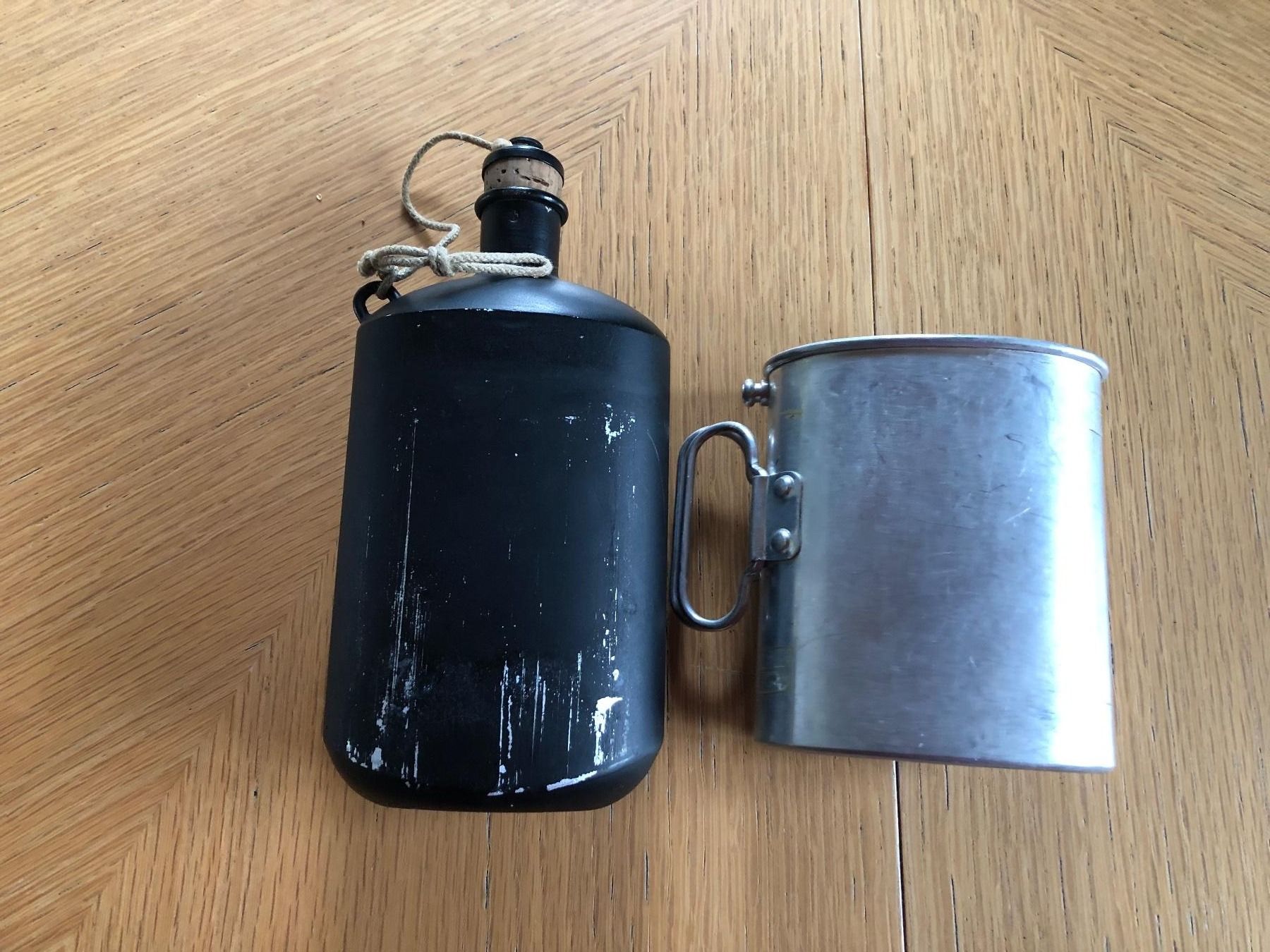 Schweizer Armee Attrezzatura & Pezzi di ricambio: Militär Feldflasche mit Trinkbecher Alu – Usato da Schübelbach venduto da Dolly990_2
