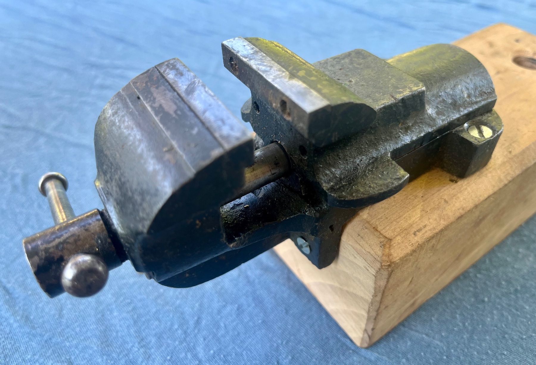 Tutti gli attrezzi: Schraubstock 40mm vintage – Usato da Nassenwil venduto da Swissorion 3