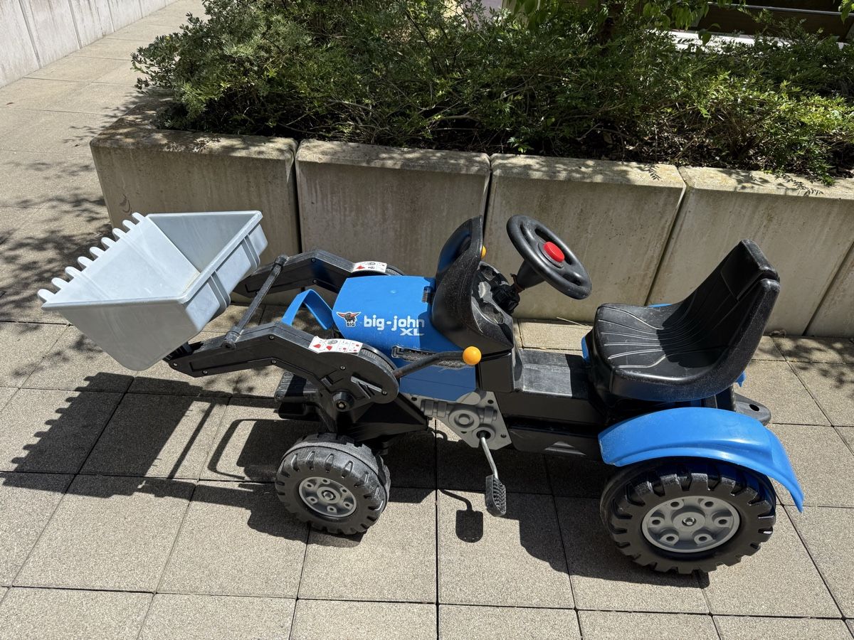 Big Veicoli per bambini: Tretauto Traktor Bagger Big-John XL mit Schaufel – Usato da Belp venduto da Zeyzey09