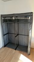 Stoffschrank mit Kleiderstange und Regal. 1x aufgestellt