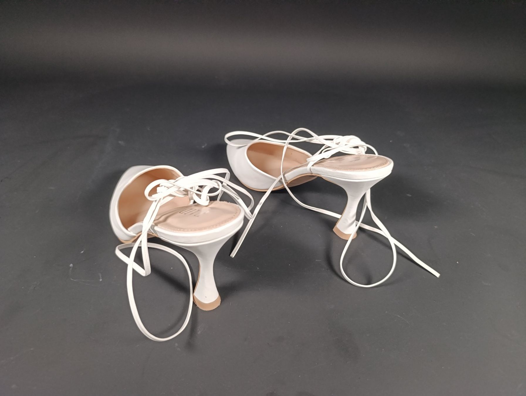 Scarpe da donna: RAID Escarpins hauts talons blancs taille 37 – Usato da Thielle venduto da Plusvalue_Neuchatel 1