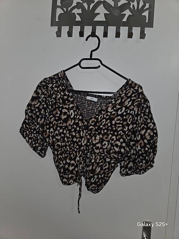 Tops: Croptop mit V-Ausschnitt  – Gebraucht aus St. Gallen von ruz_t5lk 2