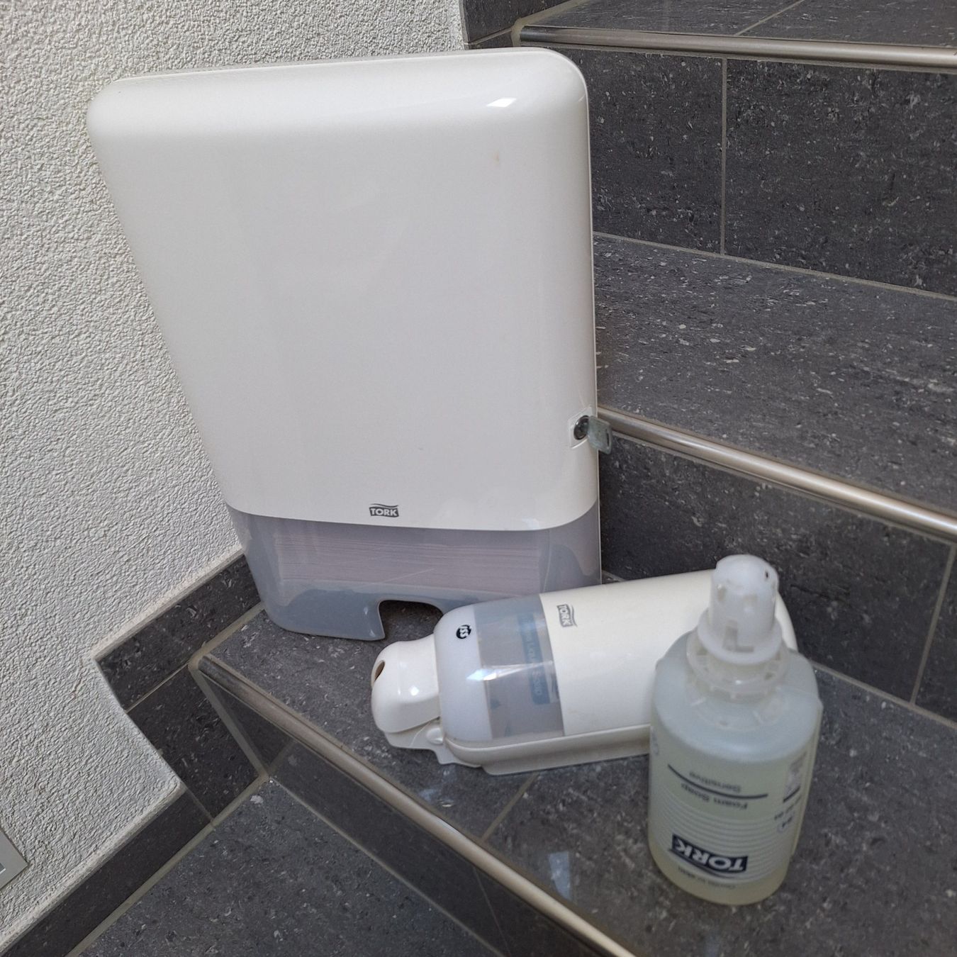 Portes-serviettes: Tork Handtuch- & Seifenspender – D'occasion à Schöftland par casalti