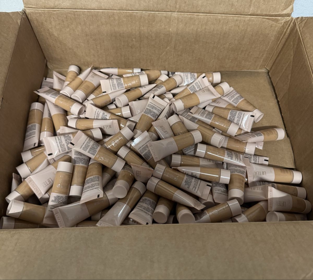 Lettini & sedie per cosmetici: Foundation neu 130 stk.  – Nuovo (secondo la descrizione) da Schlieren venduto da Freundlich02