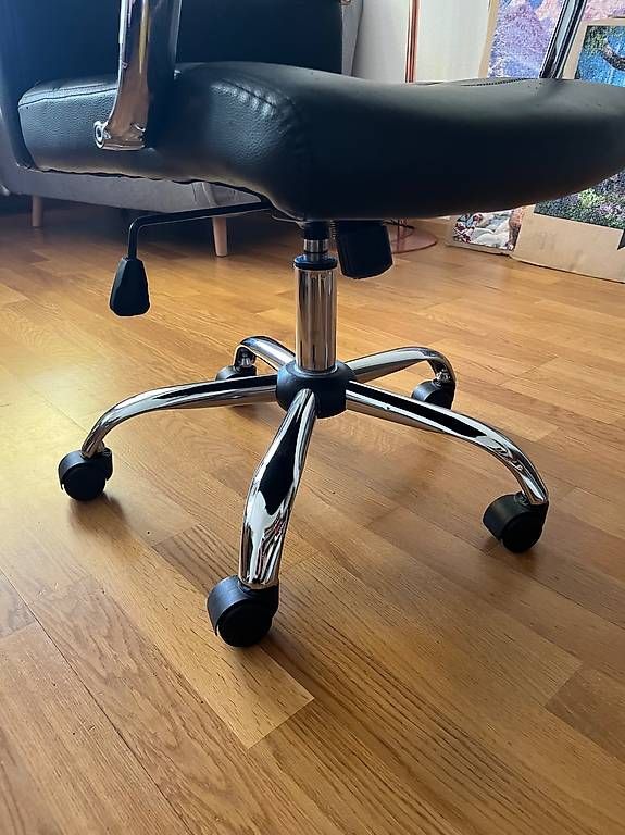 Sedie: Bürostuhl / Chefsessel, schwarz Kunstleder  Fr.35 – Usato da basel venduto da flifla 1